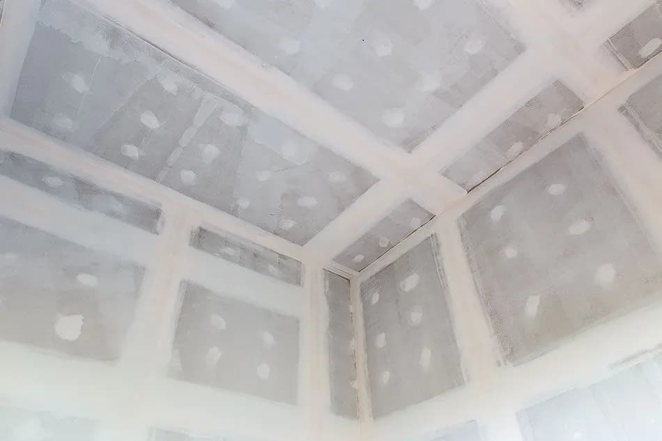 Czy gruntować płyty gk przed gładzią? Uniknij problemów z przyczepnością