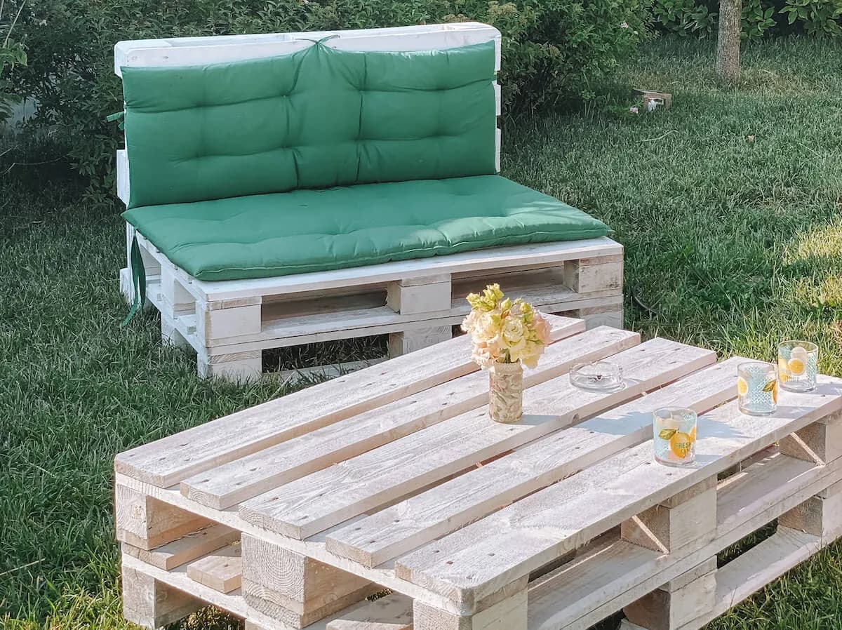 Jak zrobić meble z palet - proste kroki, które zaoszczędzą czas i pieniądze