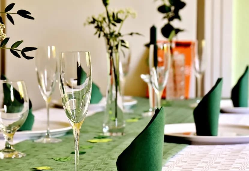 Jak położyć serwetki papierowe na stole, aby zaimponować gościom