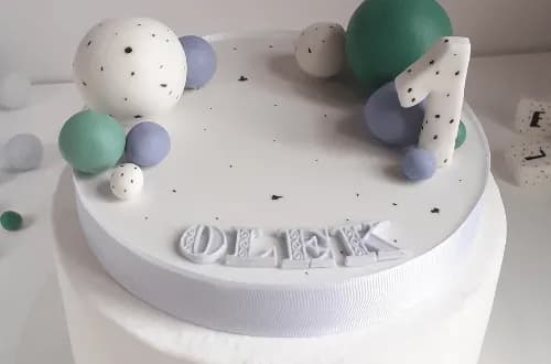 Jak zrobić tort ze styropianu - proste kroki do idealnej dekoracji