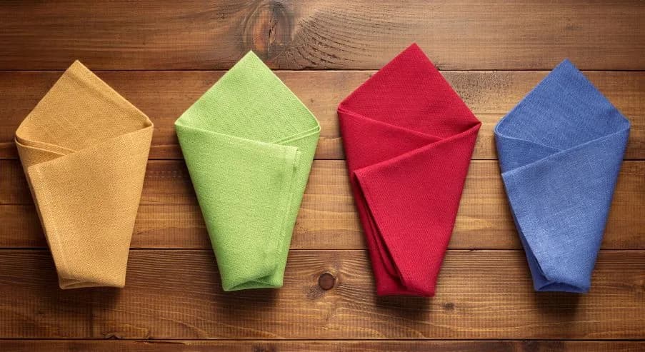 Jak nakryć do stołu serwetki, by zachwycić gości i stworzyć klimat