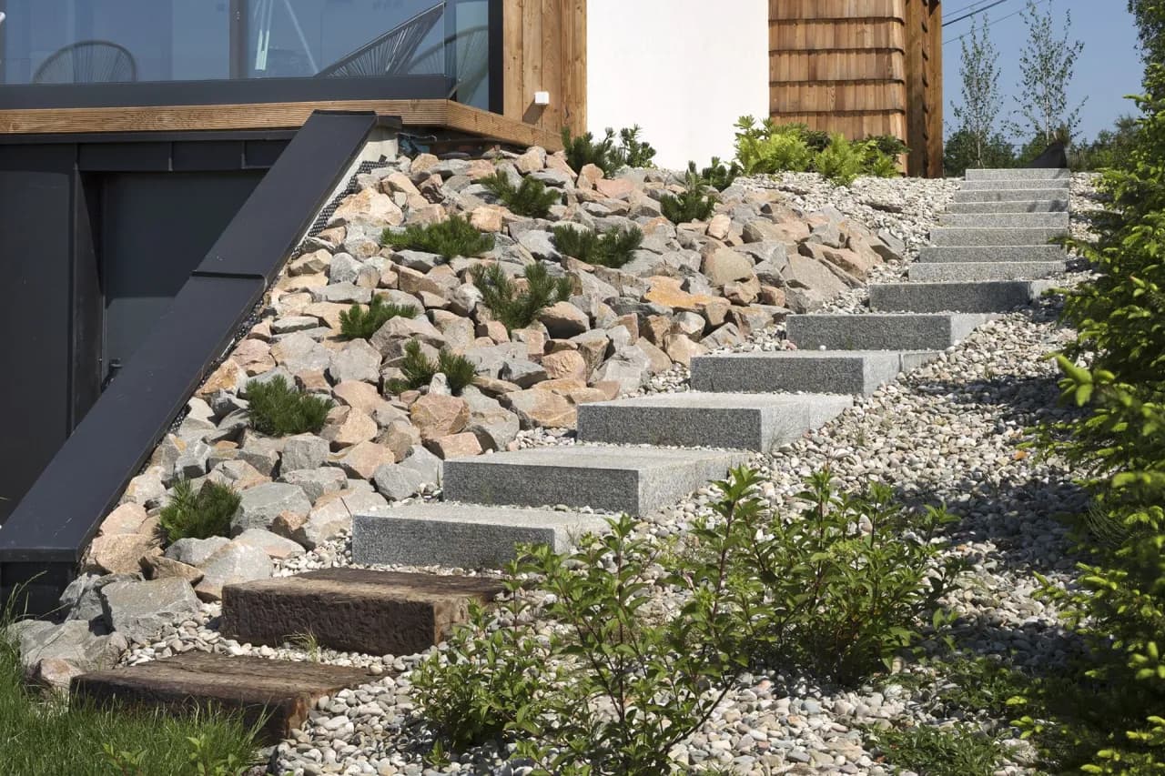 Z czego schody w ogrodzie - najlepsze materiały i ich wady