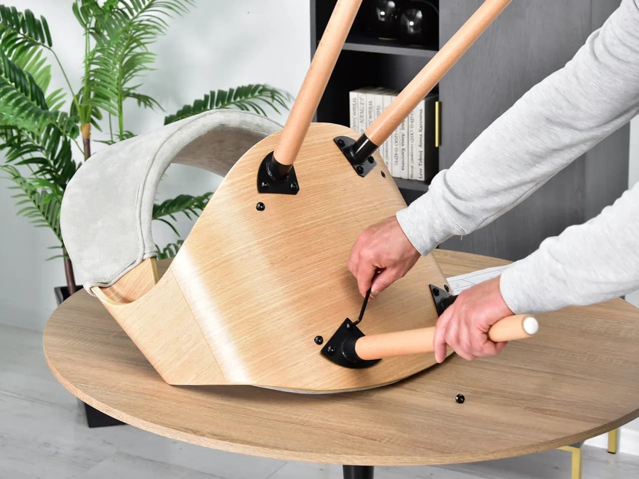 Jak łatwo złożyć krzesło skandynawskie - krok po kroku bez problemów