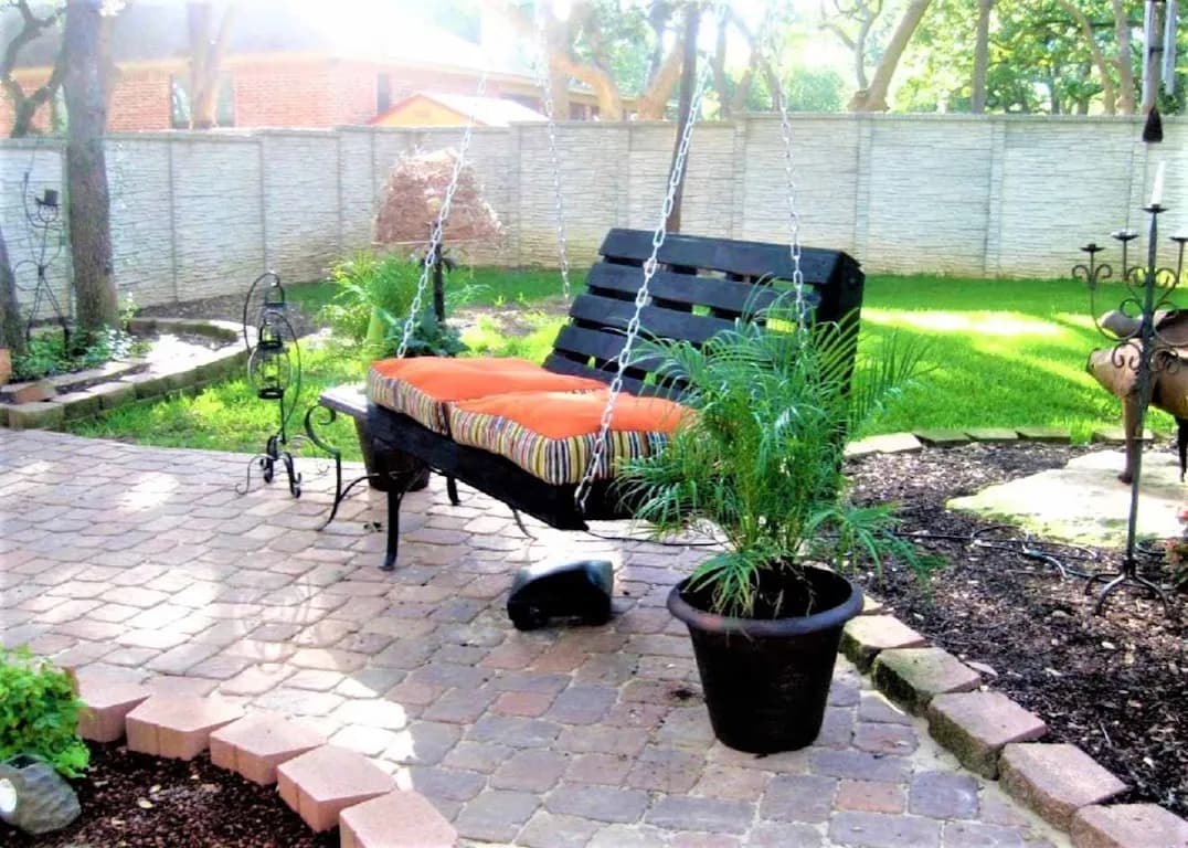 Jak zrobić meble z palet na balkon - proste kroki i porady