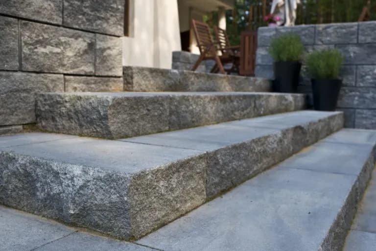 Jakie schody do domu na zewnątrz - wybierz najlepsze materiały i styl